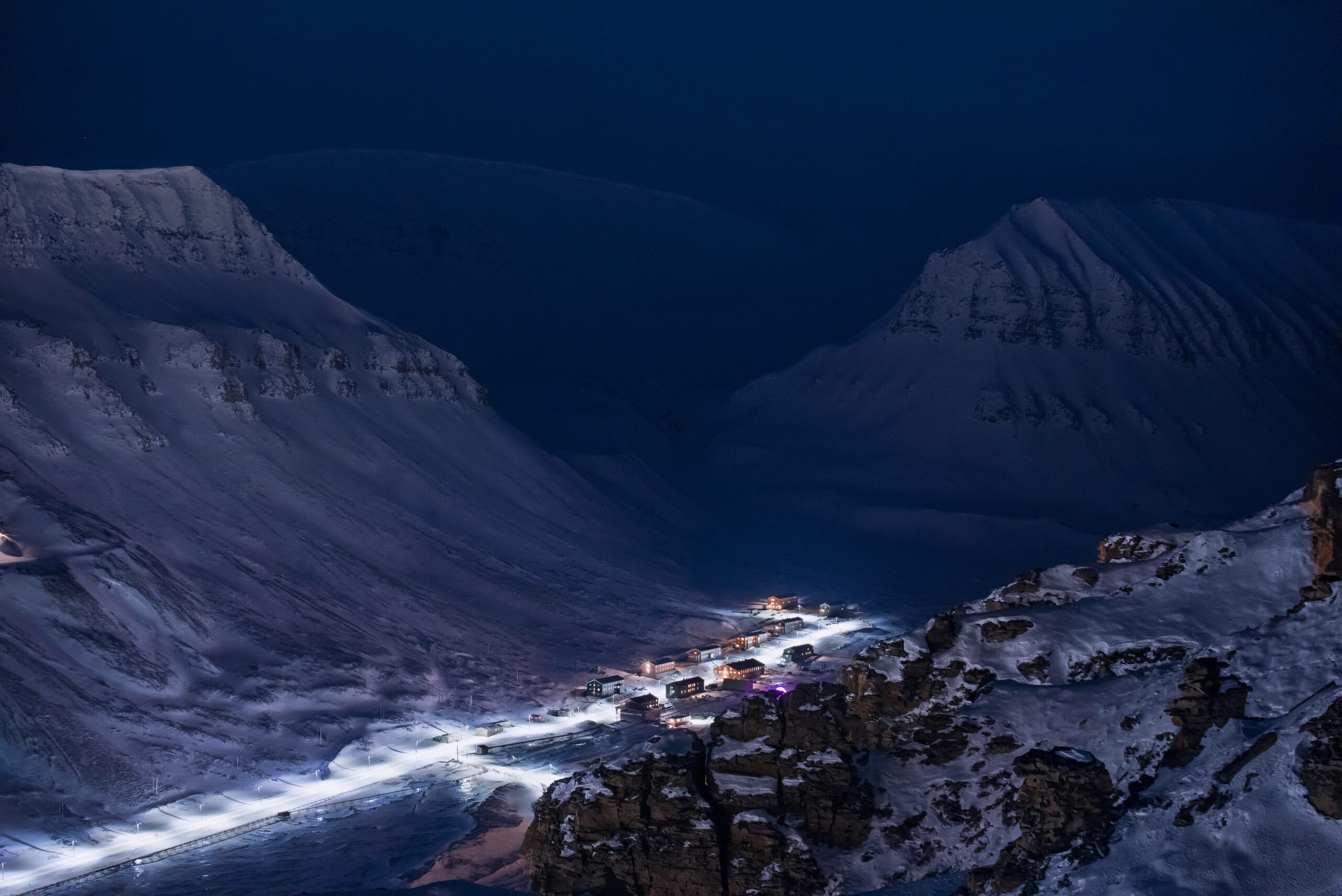 Svalbard lyser op i mørket